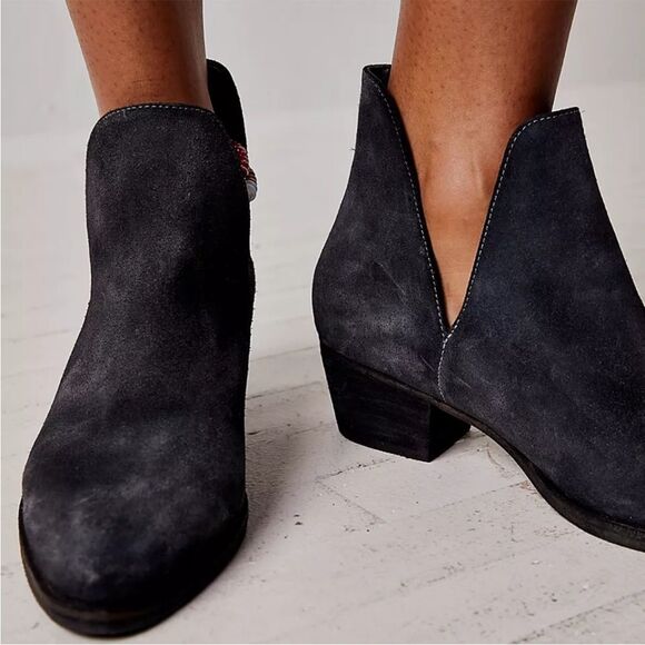 Free People Womens Sz 39.5/ 9.5 Charm Double V Black Suede  Free People Womens Sz 39.5/ 9.5 Charm Double V Black Suede Ankle Boots